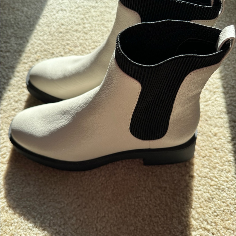 Kenneth Cole Reaction White Skyee Chelsea Boots Size 9 Medium Width